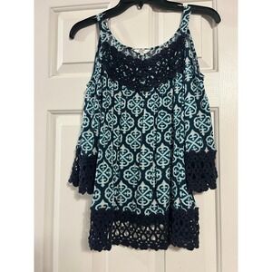 Crown & Ivy Cold Shoulder Crochet Medallion Top